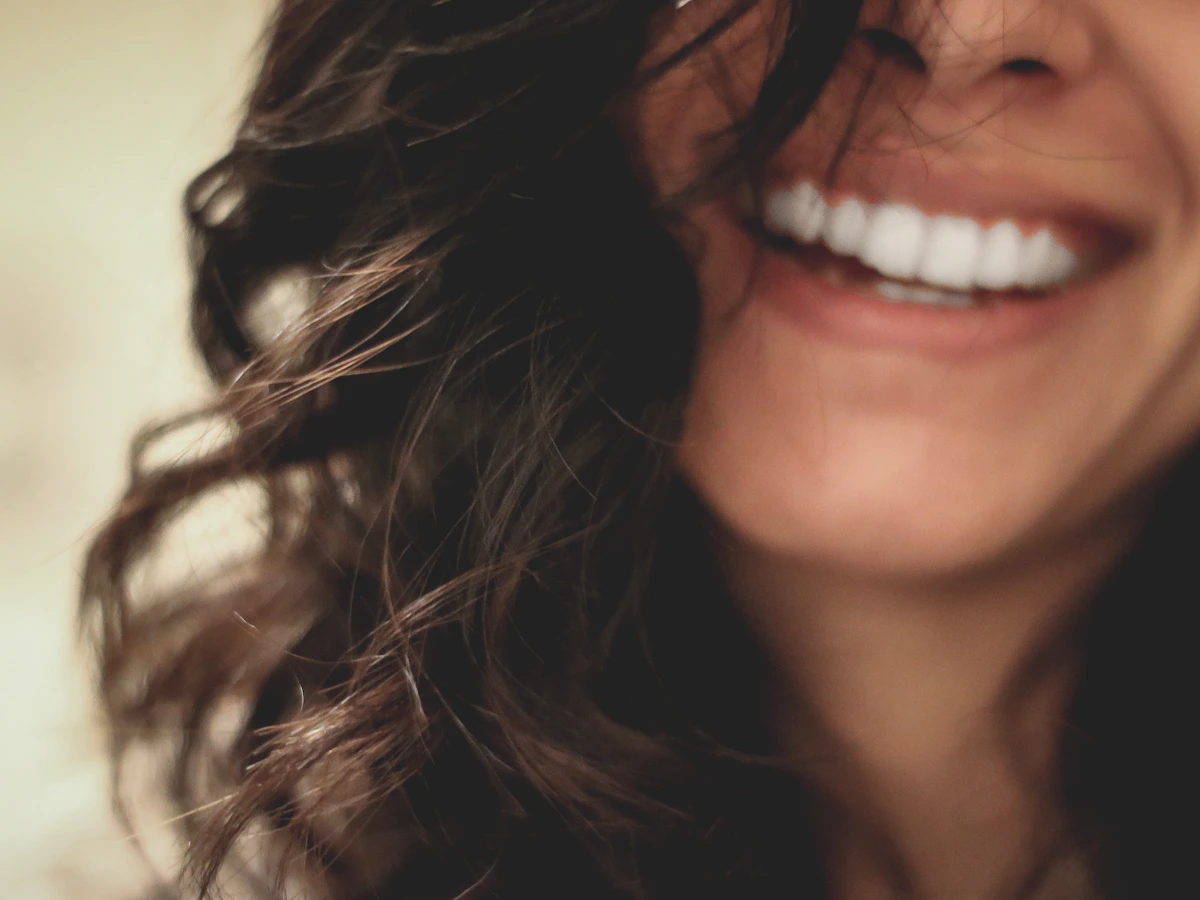 Sonrisa con dientes blancos
