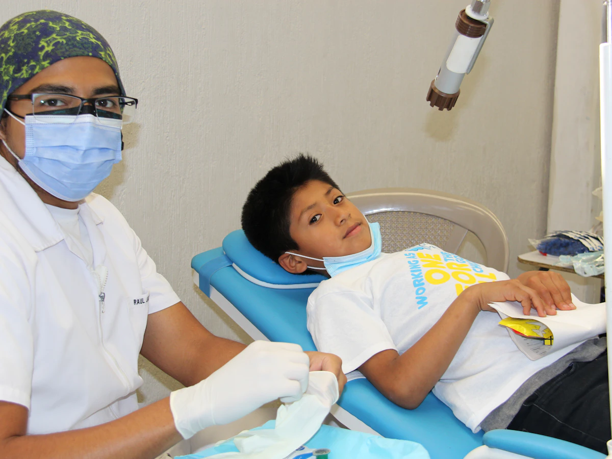 Niño en el sillón del dentista durante un control
